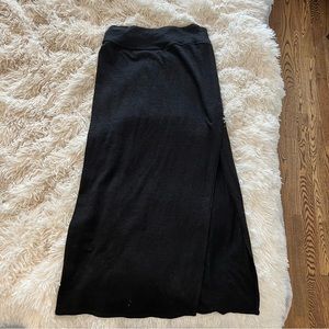 Aritzia Wilfred free black mid length skirt, size M.